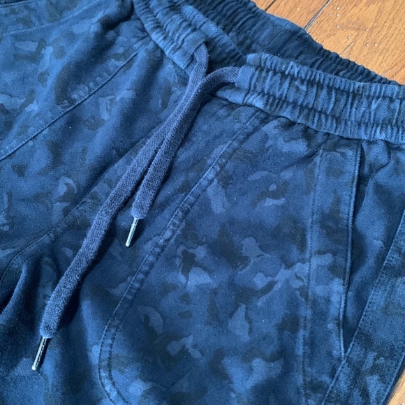 Athleta Printed Farallon Jogger Pants Women’s Blue Black Camo Drawstring Size 6T - Picture 3 of 12